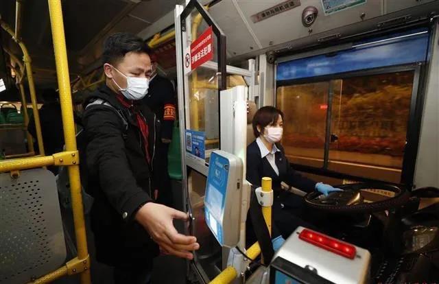3月25日凌晨5時45分，武漢第一班公交車發(fā)車了！(圖1)