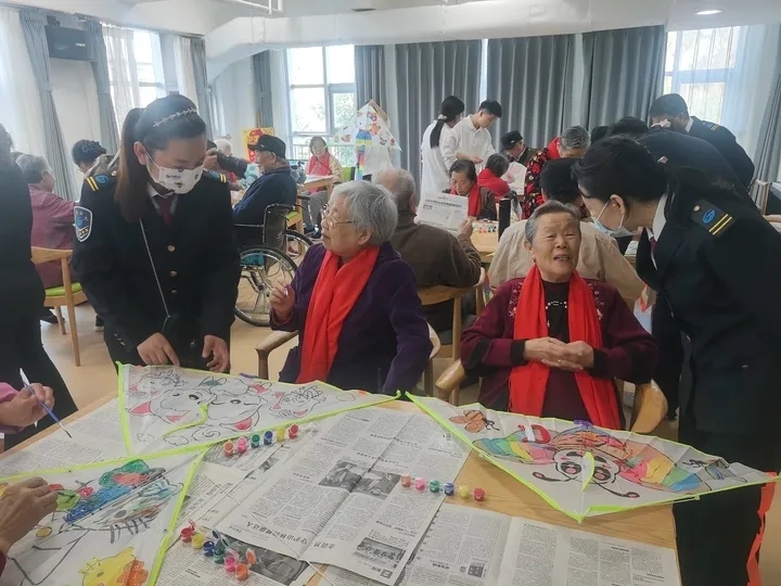 尊老敬老，濟(jì)南公交“紅襪子”愛(ài)心志愿服務(wù)隊(duì)成立(圖2)
