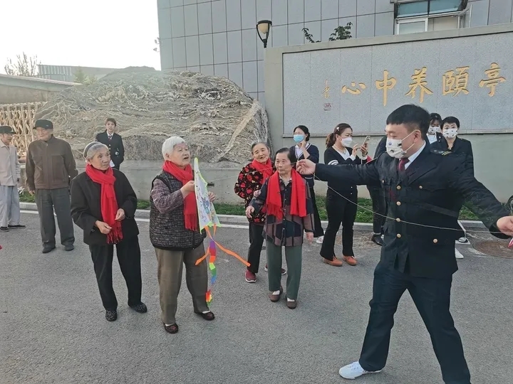 尊老敬老，濟(jì)南公交“紅襪子”愛(ài)心志愿服務(wù)隊(duì)成立(圖3)